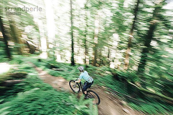 Eine Bikerin fährt auf einem Trail in der Nähe von Sandy  Oregon.