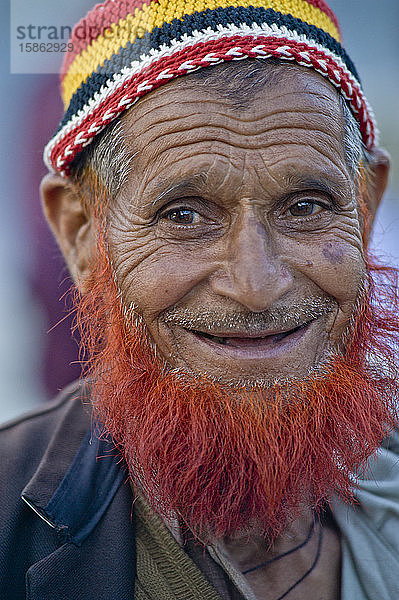 Glücklicher älterer Mann mit hennafarbenem Bart