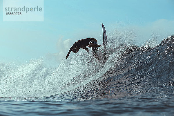 Surfer auf einer Welle