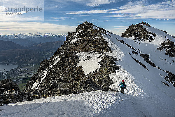 Alpines Wandern in schneebedeckten Bergen  The Remarkables  Neuseeland