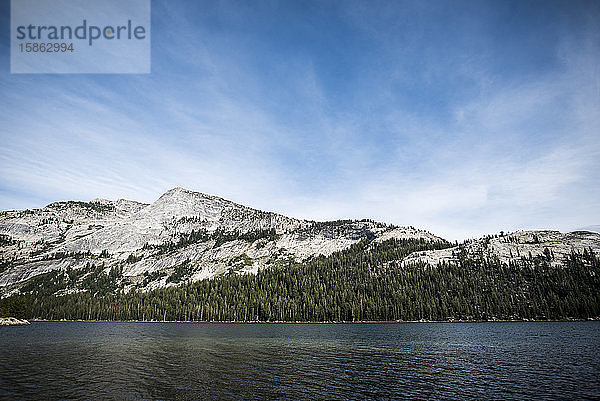 Ufer des Tenaya-Sees in Yosemite mit Blick auf den Tenaya-Gipfel