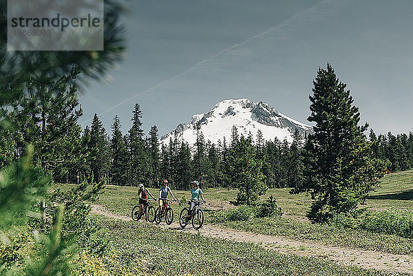 Drei Freundinnen mit dem Mountainbike auf einem Wanderweg am Mt. Hood  Oregon.