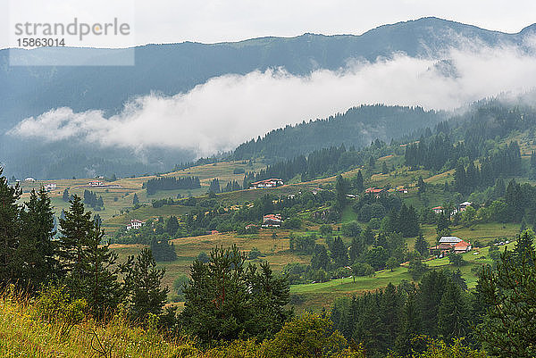 Wunderschönes Dorf in Bulgarien in den Rhodopen.