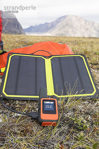 Das Solarladegerät wird für die Stromversorgung der GPS-Einheit an einem entfernten Standort verwendet.