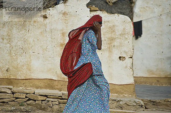 Traditionelle Rajastan-Frau zu Fuß in einem typischen Dorf in Jaisalmer