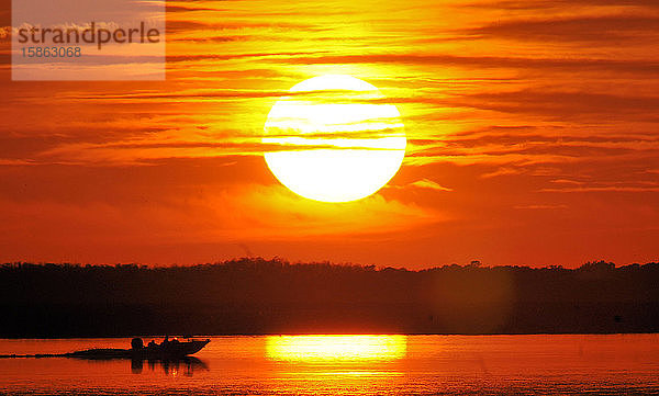 Boot bei Sonnenuntergang / Twin Oaks-Schutzgebiet bei Kissimmee  Florida.