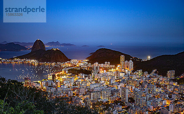 Zuckerhut-Berg in der Abenddämmerung in Rio De Janeiro