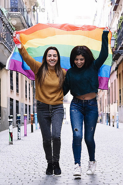 Liebenswertes lesbisches Paar feiert den Tag des Stolzes. LGBT-Konzept.