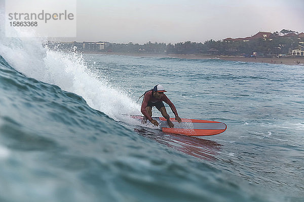 Surfer auf einer Welle