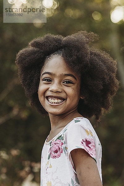 Nahaufnahme eines jungen selbstbewussten Mädchens im Schulalter  das lächelt