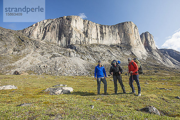 Drei Bergsteiger posieren für ein Foto  bevor sie eine mehrtägige Wanderung beginnen.