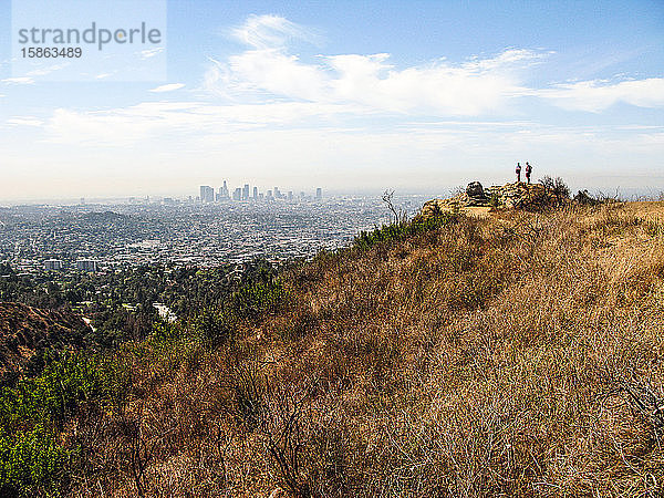 Wanderer stehen auf einer Sitzstange in den Hollywood Hills