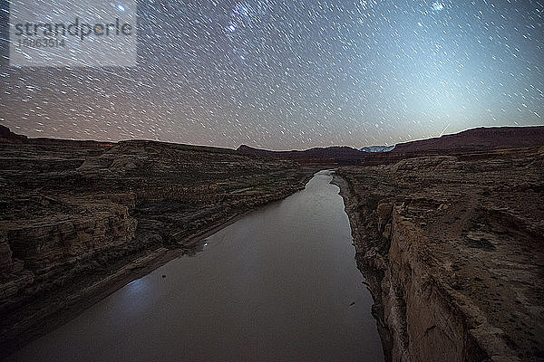 Langer Arm des Lake Powell unter einer Galaxie voller Sterne