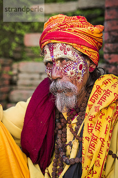 Ein hinduistischer heiliger Mann  alias Sadhu  im Pashupatinath-Tempel in Kathmandu.