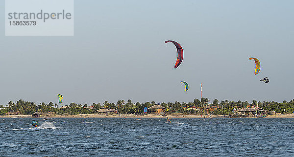 Kitesurfer an der Flussmündung in der Nähe des Ozeans in Atins Village