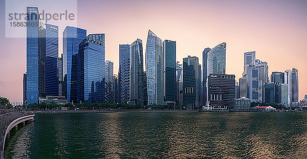 Skyline und Yachthafen von Singapur bei Sonnenuntergang