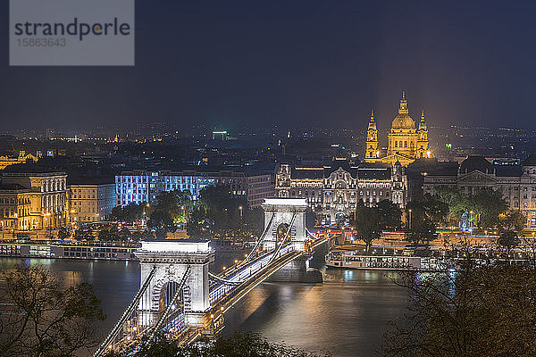 Die nachts beleuchtete Kettenbrücke und die Stephansbasilika