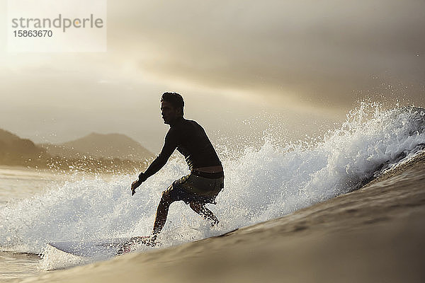 Surfer auf einer Welle