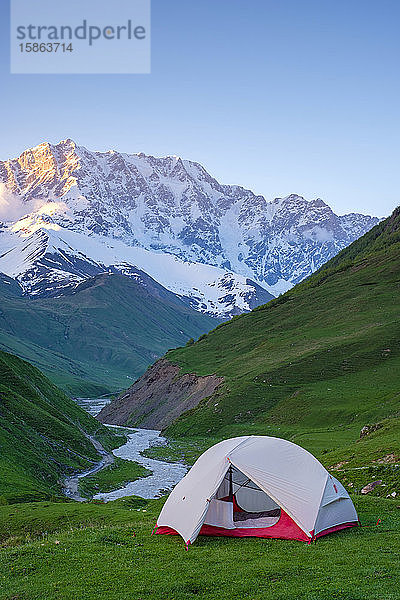 Zelt am Kopf der Enguri-Schlucht vor dem Gipfel des Shkhara. Uschguli  Region Samegrelo-Zemo Svaneti  Georgien