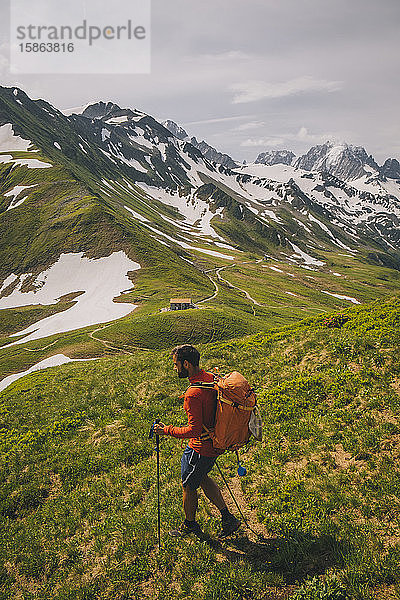 Junge Männer wandern in den französischen Alpen zwischen Frankreich und der Schweiz