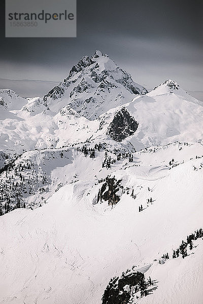 Wintersturm nähert sich dem Mount Robie Reid  B.C. Kanada