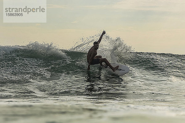 Surfer auf einer Welle