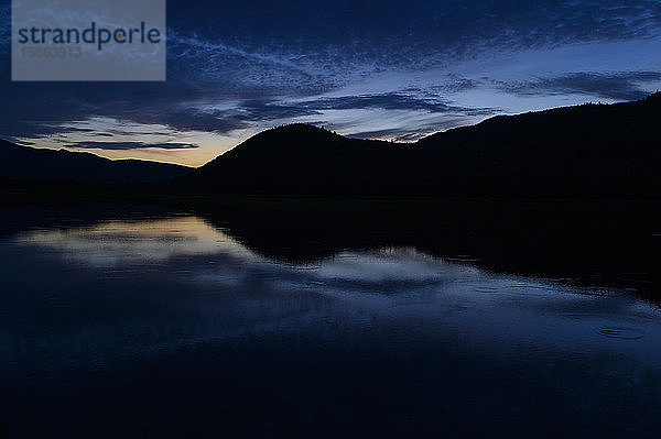 Sonnenuntergang an einem ruhigen Teich in Shelburne  New Hampshire.