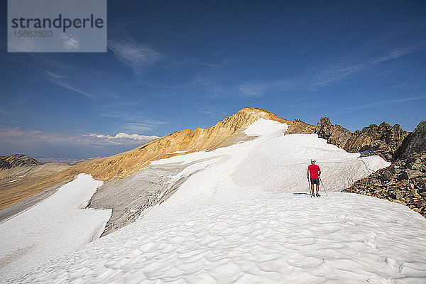 Wanderer nähert sich dem Ockerberg über den Südgletscher.