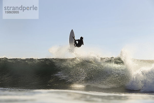 Surfer auf einer Welle