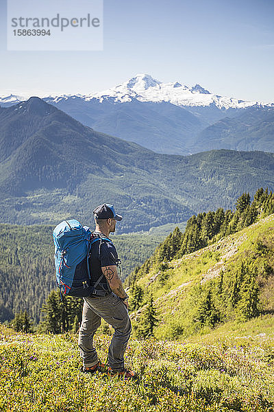 Wandern auf Almen mit Blick auf den Mount Baker  Washington.
