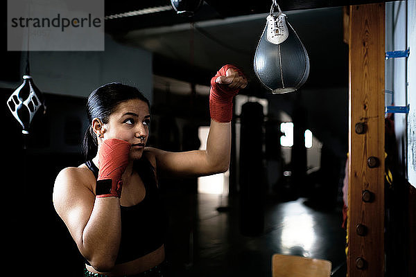 junge Frau  die im Fitnessstudio Boxen übt