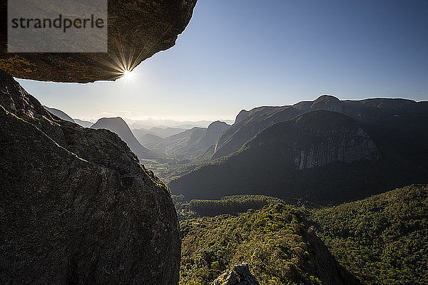 Wunderschöne Aussicht auf den Sonnenuntergang vom felsigen Gipfel auf die Berglandschaft