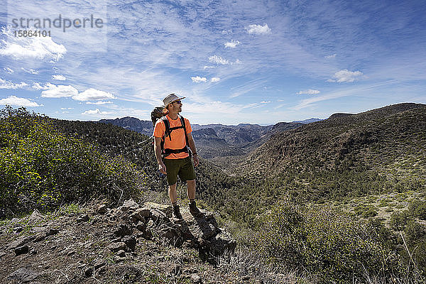 Der Mensch betrachtet die Natur von einem Pfad mit Blick auf die Berge des Aberglaubens