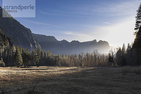 Sonnenlicht durchflutet den Talboden bei Sonnenuntergang im Yosemite NP