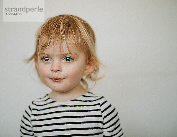 Porträt eines Kleinkindes vor weißem Hintergrund