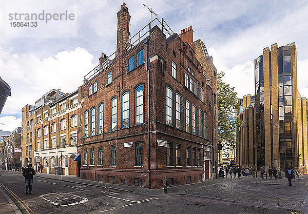 Alte rote Backsteingebäude in der Londoner City an einem sonnigen Tag
