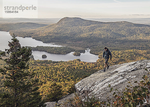 männlicher Wanderer wandert entlang der Klippe mit Blick auf den Appalachian Trail  Maine