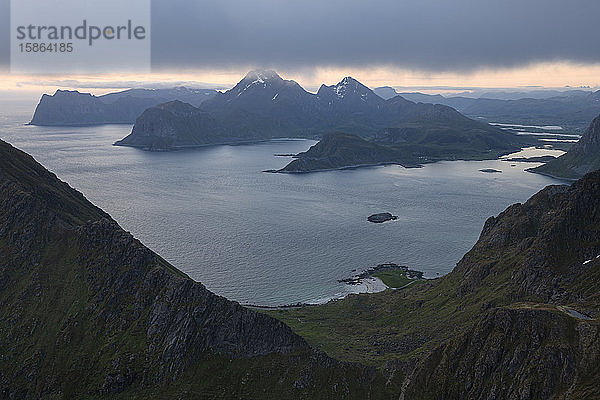 Blick Ã?ber den Strand von Storsandnes auf die Berge von VestvÃ¥gÃ¸y von Middagstind  FlakstadÃ¸y  Lofoten-Inseln  Norwegen