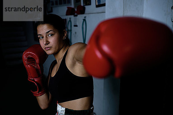 junge Frau  die im Fitnessstudio Boxen übt