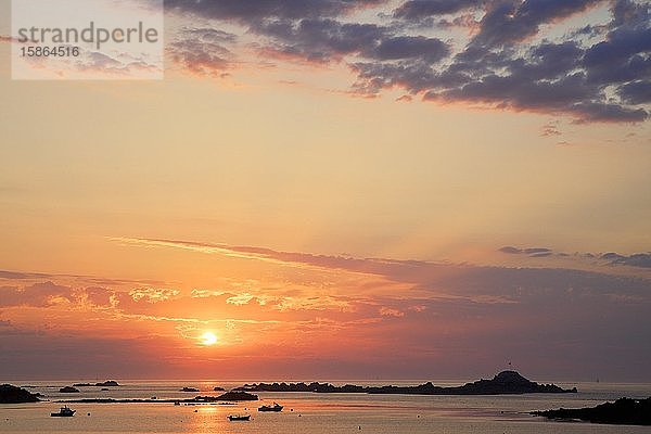 Sonnenuntergang in Cobo Bay  Guernsey  Kanalinseln  Vereinigtes Königreich  Europa