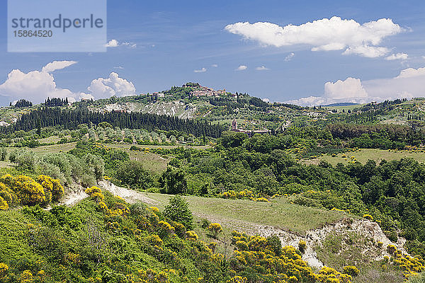 Toskanische Landschaft mit dem Bergdorf Chiusure  Provinz Siena  Toskana  Italien  Europa