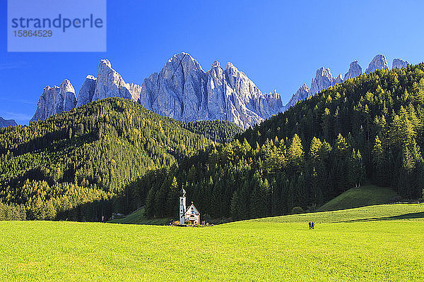 Kirche von Ranui umgeben von grünen Wiesen im Herbst  St. Magdalena  Pustertal  Südtirol  Dolomiten  Italien  Europa