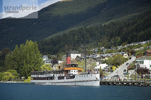 Dampfer Earnslaw auf dem Lake Wakatipu bei der Annäherung an die Werft  Queenstown  Otago  Südinsel  Neuseeland  Pazifik