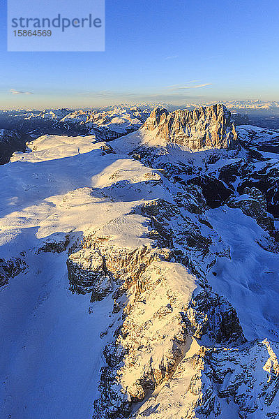 Luftaufnahme der Langkofel- und Grohmannspitzen bei Sonnenuntergang  Sellagruppe  Dolomiten  Trentino-Südtirol  Italien  Europa