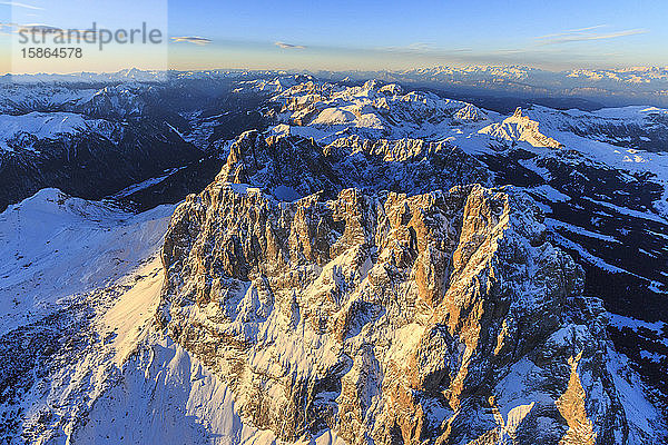 Luftaufnahme des Langkofels und der Grohmannspitzen bei Sonnenuntergang  Sellagruppe  Dolomiten  Trentino-Südtirol  Italien  Europa