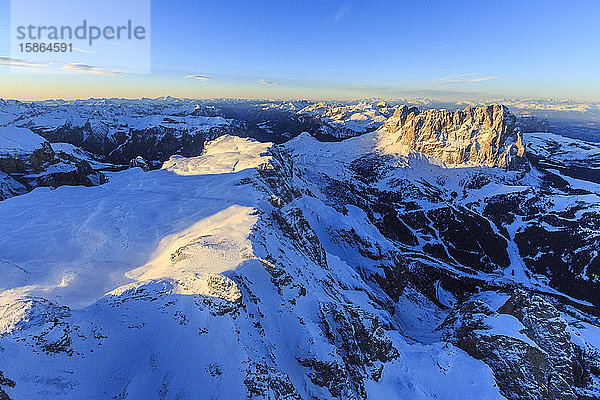 Luftaufnahme des Langkofels bei Sonnenuntergang  Sellagruppe  Dolomiten  Trentino-Südtirol  Italien  Europa