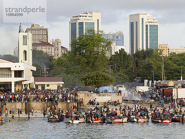 Fischmarkt mit moderner Stadt im Hintergrund  Dar es Salaam  Tansania  Ostafrika  Afrika