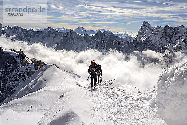 Bergsteiger und Kletterer  Aiguille du Midi  Mont-Blanc-Massiv  Chamonix  Französische Alpen  Hochsavoyen  Frankreich  Europa