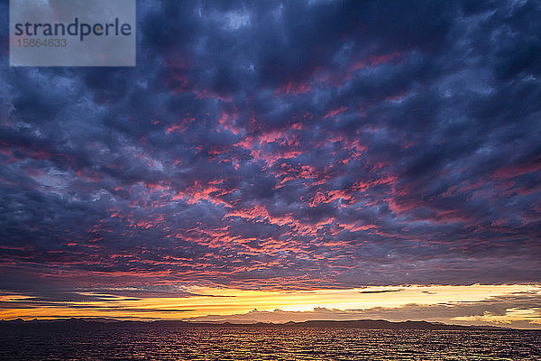 Intensive Wolken und Sonnenuntergang über der Halbinsel Baja von Isla Ildefonso  Baja California Sur  Mexiko  Nordamerika