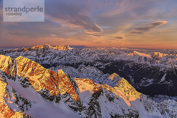 Luftaufnahme des Monte Disgrazia und der Bernina-Gruppe bei Sonnenuntergang  Masino-Tal  Valtellina  Lombardei  Italien  Europa